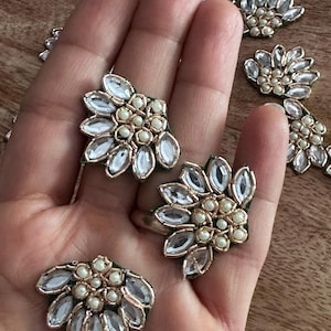 Kundan blomapplikationslapp 4 cm, handgjord kristallpärlsömnad för brudklänning, blus, gör-det-själv-pyssel
