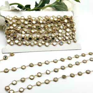 Puede incluir: Tabla de cortar de madera hecha a mano con acabado natural. Con ranura para jugos y asa. Dimensiones: aproximadamente 45 cm de largo, 30 cm de ancho y 2,5 cm de grosor.