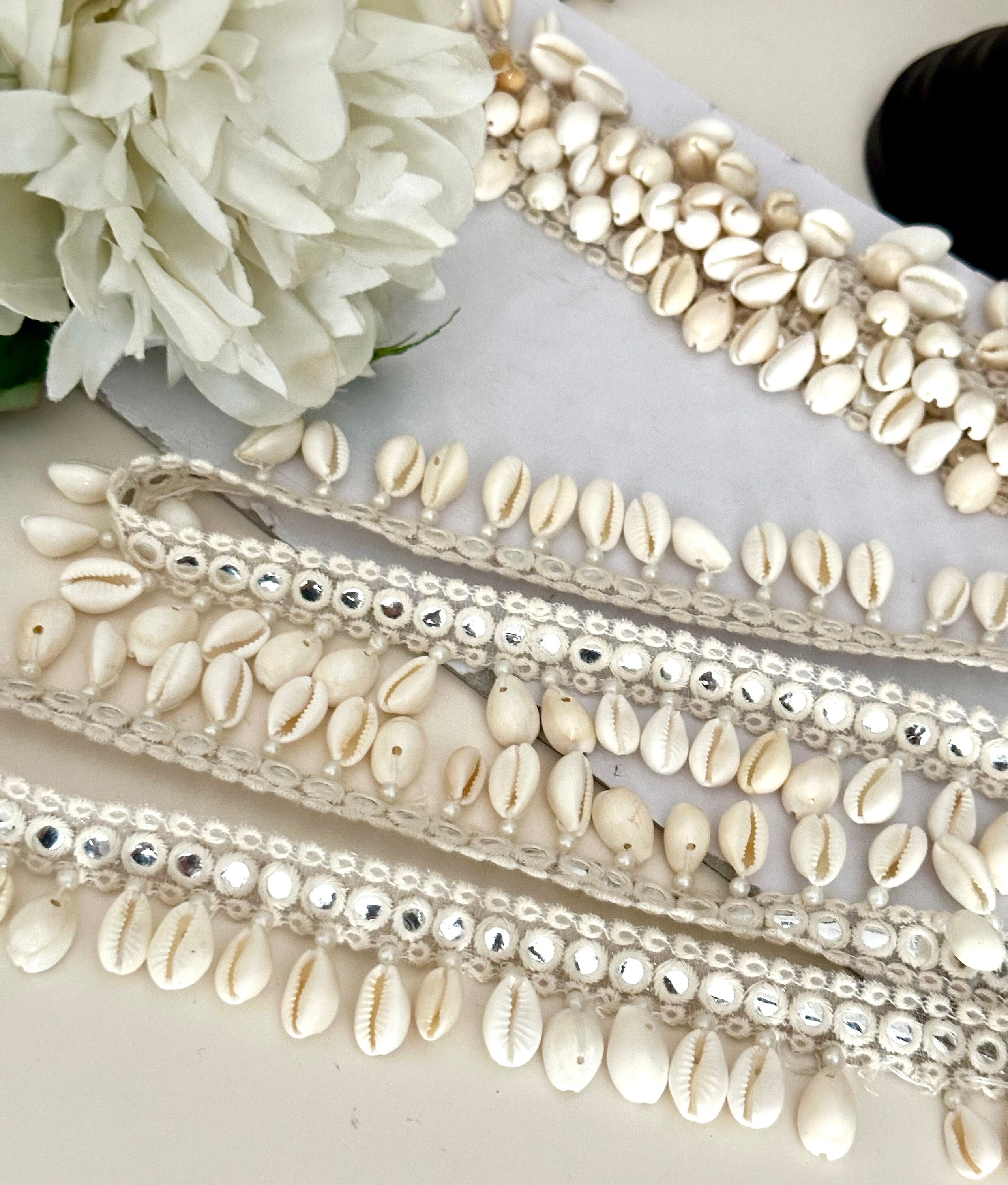 Antica Sartoria elastic belt white glass seed beads a seashell fringe. ANTICA SARTORIA Glitter Belt with Shells | Mercari main image 2