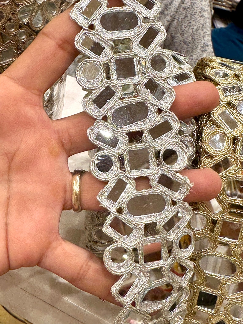 Borde de trabajo de espejo indio hecho a mano en oro de 4 cm para cinturones de espejo, caftanes, sari, trajes, cuellos, fajas de boda, adornos de regalos navideños cortados a medida imagen 2