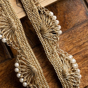 Borla de encaje metálico con cuentas de semillas de perla y ribete dorado festoneado para coser en sari, accesorio para cinturón de novia, vestido, dupatta, artesanía, tapicería de encaje