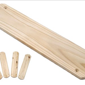 Può includere: Un cartello in legno rustico con la scritta "Welcome" in stile scritto a mano. Il cartello presenta una finitura invecchiata e un design semplice e accogliente, perfetto per un portico o un ingresso.