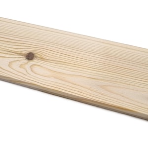 Puede incluir: Un letrero de madera sin terminar de color claro, con extremos decorativos y agujeros pretaladrados. La veta de la madera es visible y el letrero mide aproximadamente 76 cm de largo.