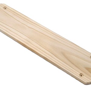 Puede incluir: Una tabla de madera clara sin terminar, con extremos redondeados y cuatro agujeros pretaladrados. La veta de la madera es visible. Probablemente para un proyecto de bricolaje o mejora del hogar, de unos 70 cm de largo.