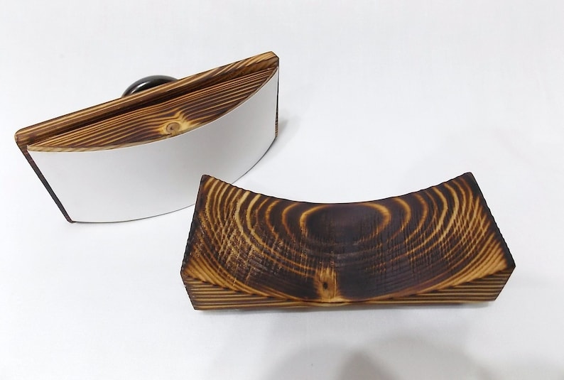 K&ouml;nnte beinhalten: Zwei gebogene Serviertabletts aus Holz. Ein Tablett ist aus Naturholz mit einer wei&szlig;en Oberfl&auml;che. Das andere Tablett ist dunkelbraun mit einer Holzmaserung.