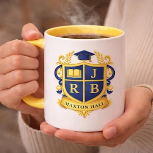 Può includere: Una tazza di ceramica bianca con un manico nero e la scritta "But First, Coffee" in grassetto nero. La tazza è appoggiata su una superficie di legno. La tazza è alta circa 10 cm.