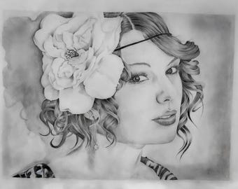 Könnte beinhalten: Eine detaillierte Bleistiftzeichnung einer Frau mit lockigem Haar und einer großen Blume im Haar. Sie trägt ein Stirnband und ein gemustertes Oberteil. Das Kunstwerk ist in Graustufen gehalten, wobei Schattierungen Tiefe und Dimension erzeugen.