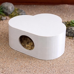 Op de afbeelding: Een handgemaakt houten bord met de tekst "Welcome" in een speels lettertype. Het bord heeft een verweerde witte achtergrond en een donker gebeitste houten lijst, perfect voor een voordeur of entree.