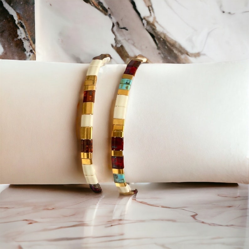 Conjunto de dos pulseras miyuki tila ajustables en hilo de seda dorado conjunto de 2 ideas de regalos hechos a mano para mujeres imagen 1