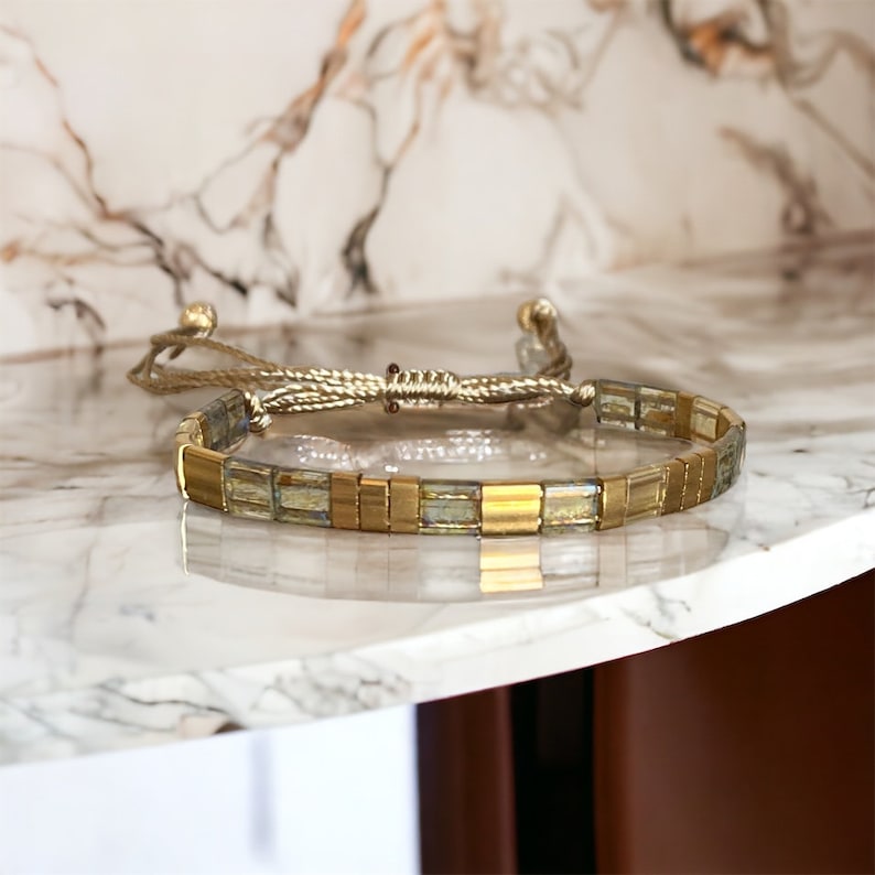 Bracelet miyuki tila ajustable sur fil de soie doré, perles japonaises en verres et plaquées or 24 carats image 3
