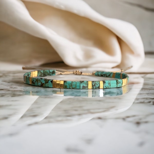 Bracelet miyuki tila turquoise et or sur fil doré avec noeud coulissant perles de verres japonaises et plaqué or 24k