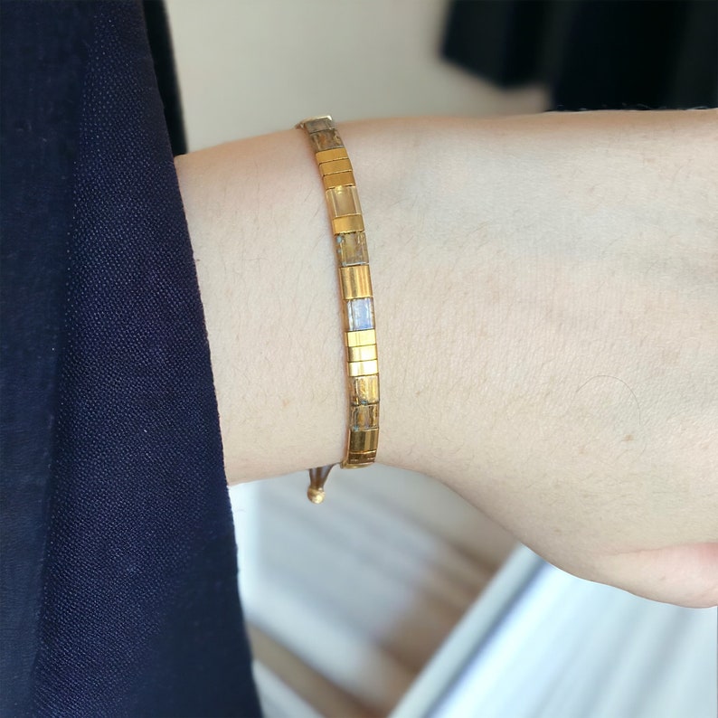 Bracelet miyuki tila ajustable sur fil de soie doré, perles japonaises en verres et plaquées or 24 carats image 4