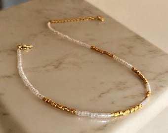 Wit en goudkleurig Miyuki enkelbandje met kralen, minimalistisch en chique enkelbandje voor dames