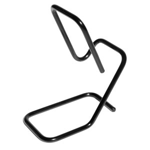 Op de afbeelding: Zwarte metalen draadstandaard met een uniek, abstract ontwerp. De standaard heeft twee lussen die elkaar kruisen en een geometrische vorm vormen.