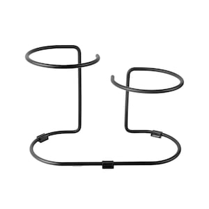 Op de afbeelding: Zwarte metalen standaard met twee ronde ringen om mokken of bekers te houden.