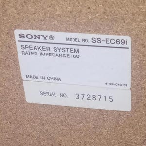 Peut inclure: Une &eacute;tiquette blanche avec le logo SONY&reg; et le texte "SPEAKER SYSTEM" et "RATED IMPEDANCE: 6&Omega;". L'&eacute;tiquette comprend &eacute;galement le num&eacute;ro de mod&egrave;le "SS-EC69i", "MADE IN CHINA" et le num&eacute;ro de s&eacute;rie "3728715".