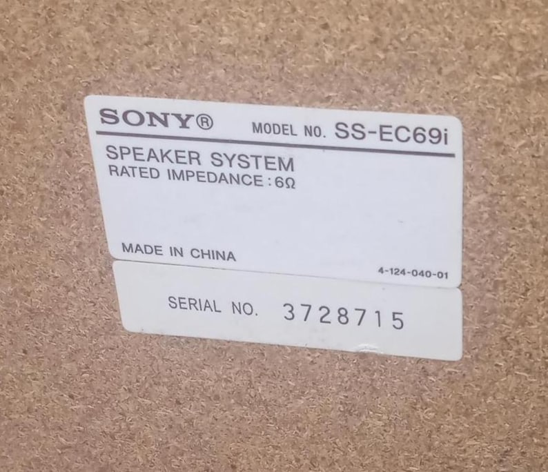 Peut inclure: Une &eacute;tiquette blanche avec le logo SONY&reg; et le texte "SPEAKER SYSTEM" et "RATED IMPEDANCE: 6&Omega;". L'&eacute;tiquette comprend &eacute;galement le num&eacute;ro de mod&egrave;le "SS-EC69i", "MADE IN CHINA" et le num&eacute;ro de s&eacute;rie "3728715".