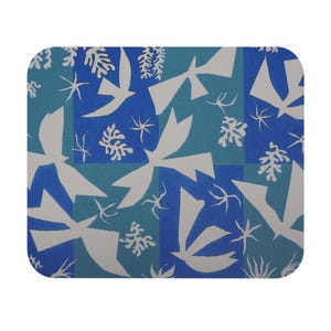 Peut inclure: Un tapis de souris rectangulaire avec un motif répétitif de formes blanches et de carrés bleus. Le motif comprend des oiseaux stylisés, du corail et des éléments en forme d'étoiles dans des tons de bleu et de blanc.