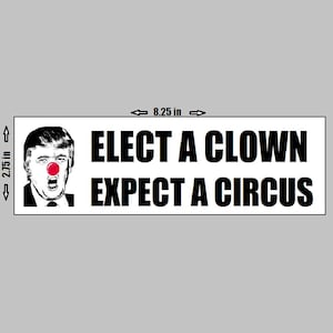 Può includere: Un adesivo rettangolare, largo 21 cm e alto 7 cm, con una caricatura di un uomo con un naso da clown rosso. Il testo recita "ELECT A CLOWN EXPECT A CIRCUS" in grassetto nero.