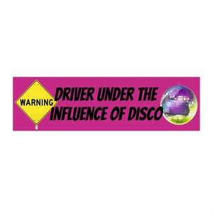 Può includere: Un adesivo per paraurti magenta con la scritta "DRIVER UNDER THE INFLUENCE OF DISCO". A sinistra c'è un segnale di avvertimento giallo e a destra una palla da discoteca. Il testo e la palla da discoteca sono in bianco e nero.