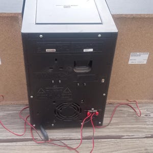 Peut inclure: Un r&eacute;cepteur st&eacute;r&eacute;o noir avec deux haut-parleurs assortis. Le r&eacute;cepteur a un dessus argent&eacute; et un panneau arri&egrave;re noir avec divers ports et un ventilateur. Les haut-parleurs sont rectangulaires avec une finition imitation bois et une &eacute;tiquette au dos.