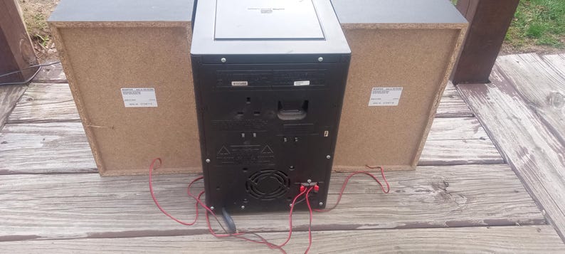 Peut inclure: Un r&eacute;cepteur st&eacute;r&eacute;o noir avec deux haut-parleurs assortis. Le r&eacute;cepteur a un dessus argent&eacute; et un panneau arri&egrave;re noir avec divers ports et un ventilateur. Les haut-parleurs sont rectangulaires avec une finition imitation bois et une &eacute;tiquette au dos.