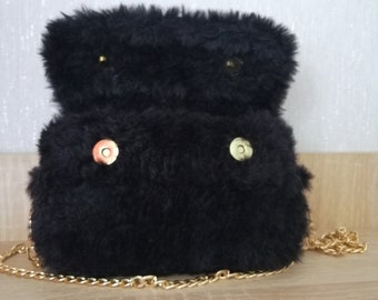 Bolso bandolera, pelo negro.