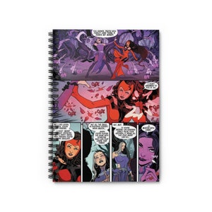 Może przedstawiać: Spiralny notatnik z panelami komiksowymi przedstawiającymi dynamiczne ilustracje postaci w akcji. Panele komiksowe mają dymki i dynamiczne grafiki, z naciskiem na postać żeńską w czerwonym kostiumie.