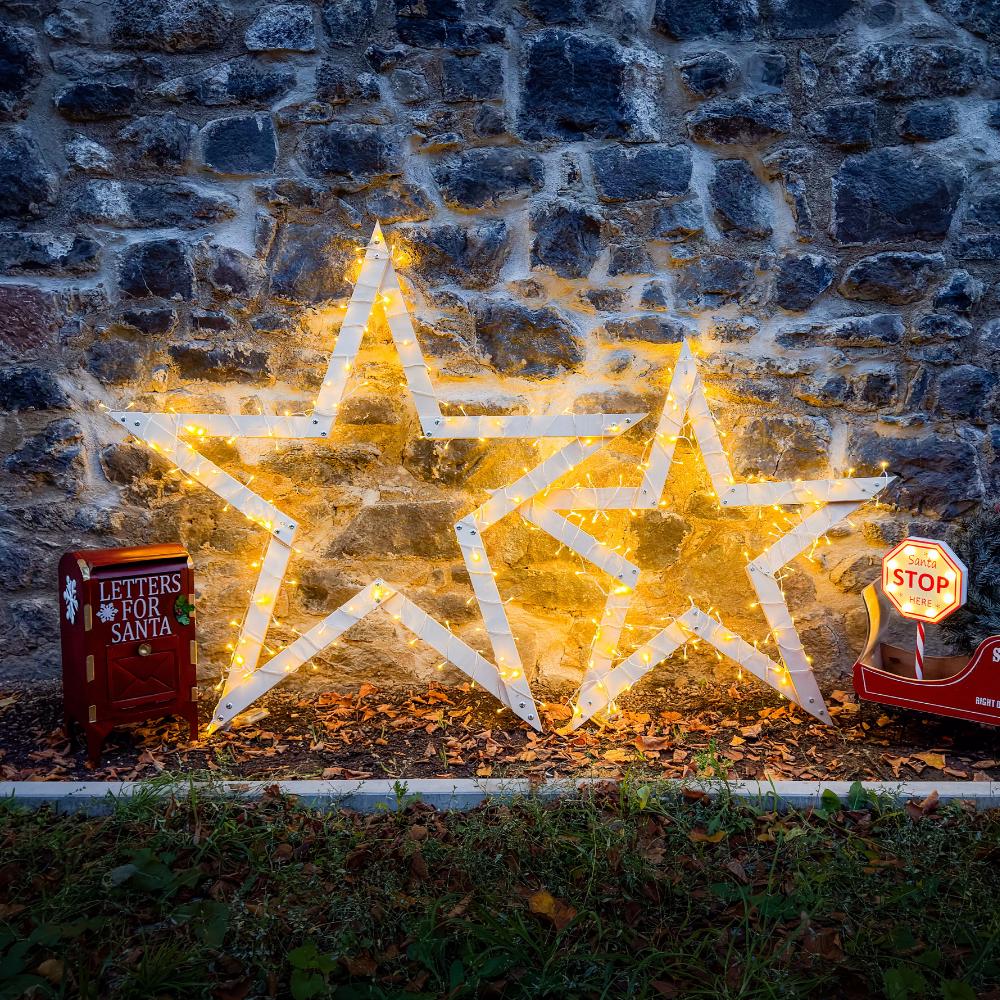 Grosser weihnachtsstern aus holz outdoor