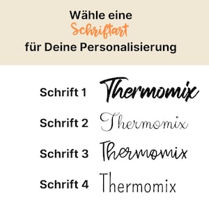 K&ouml;nnte beinhalten: Das Bild zeigt vier Schriftarten f&uuml;r das Wort "Thermomix". Der Text "W&auml;hle eine Schriftart f&uuml;r Deine Personalisierung" steht oben. Jede Schriftart ist mit "Schrift 1" bis "Schrift 4" beschriftet.