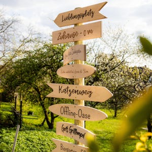 Personalisierter Wegweiser, Gartenschild, Holzschild, Hochzeit Dekoration, Wanddeko, Geschenk Einzug, Namensschild, rustikal & handgemacht, Bild 1