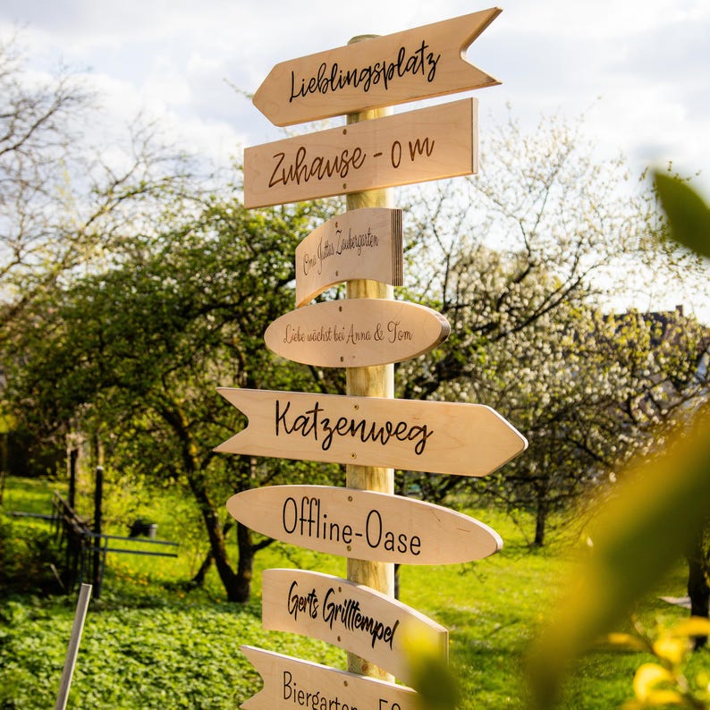 Personalisierter Wegweiser, Gartenschild, Holzschild, Hochzeit Dekoration, Wanddeko, Geschenk Einzug, Namensschild, rustikal & handgemacht, Bild 1