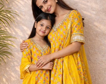 Ensemble tenue assortie mère fille, costume Sharara brodé jaune, robe de famille pour jumelage, ensemble mariage indien, tenues de fête pour fille