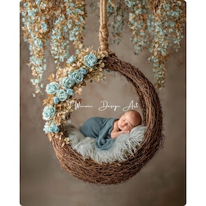 Könnte beinhalten: Ein neugeborenes Baby schläft friedlich in einem hängenden, kreisförmigen Nest aus geflochtenen Ästen. Das Nest ist mit hellblauen Rosen geschmückt und von hängenden floralen Akzenten umgeben. Das Baby ist in eine blaue Decke gehüllt und ruht auf einer flauschigen, hellblauen Oberfläche.