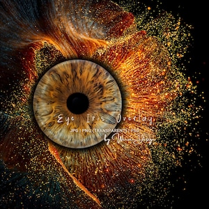 Könnte beinhalten: Ein digitales Kunstwerk mit einem detaillierten Augeniris-Overlay. Die Iris ist eine Mischung aus Braun und Gold, mit einer schwarzen Pupille. Das Bild ist von einem Ausbruch goldener Partikel und Text umgeben, der "Eye Iris Overlay" lautet.