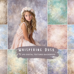 Op de afbeelding: Een jong persoon met een bloemenkrans en een lichtroze jurk zit voor een verzameling digitale getextureerde achtergronden. De achtergronden hebben verschillende kleuren en texturen, waaronder bruin, blauw en paars. De tekst "Whispering Dusk" is zichtbaar.