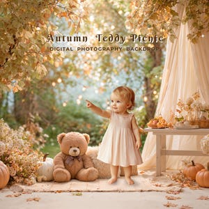 Puede incluir: Fondo de fotografía digital con el texto "Autumn Teddy Picnic". La escena presenta a un niño pequeño con un vestido rosa claro, un oso de peluche, calabazas y una pequeña mesa con comida. El fondo tiene un tema otoñal con follaje de otoño.