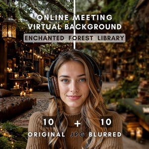 Könnte beinhalten: Eine Frau mit Kopfhörern steht vor einem virtuellen Hintergrund. Der Hintergrund ist eine gemütliche, verwunschene Waldbibliothek mit Bücherregalen, sanfter Beleuchtung und dem Text "ONLINE MEETING VIRTUAL BACKGROUND ENCHANTED FOREST LIBRARY".