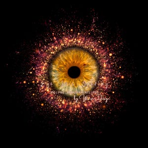 Può includere: Opera d'arte digitale con un'immagine sovrapposta dell'iride. L'occhio è color ambra con una pupilla nera, circondato da particelle dorate e rosse su sfondo nero. Il testo recita "Eye Iris Overlay".