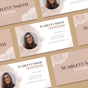 Pode incluir: Um conjunto de quatro cart&otilde;es de visita com um fundo castanho claro e um design de aquarela. Os cart&otilde;es apresentam o nome "Scarlett Smith" e o texto "Graphic Designer" e "Designs".