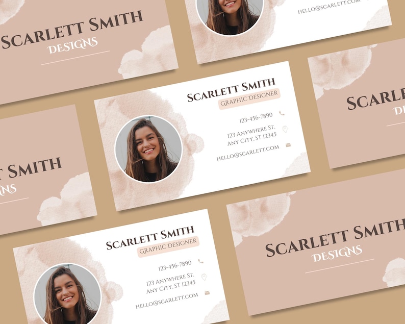 Pode incluir: Um conjunto de quatro cart&otilde;es de visita com um fundo castanho claro e um design de aquarela. Os cart&otilde;es apresentam o nome "Scarlett Smith" e o texto "Graphic Designer" e "Designs".
