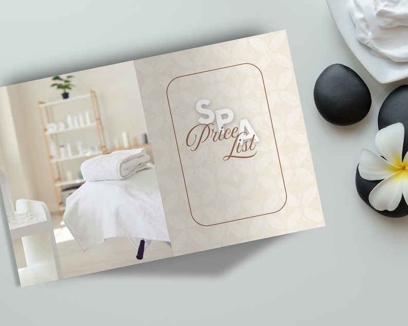 Pu&ograve; includere: Un opuscolo con un listino prezzi spa sul lato destro e una foto di una sala di trattamento spa sul lato sinistro. La sala di trattamento spa ha un asciugamano bianco su un lettino da massaggio e uno scaffale con prodotti.