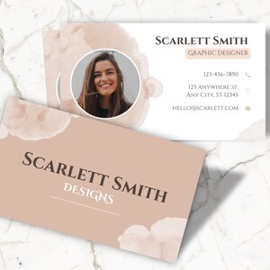 Pode incluir: Um cart&atilde;o de visita com fundo marrom claro e um design de aquarela. O cart&atilde;o apresenta o nome "Scarlett Smith" e o texto "Designer Gr&aacute;fico". O cart&atilde;o tamb&eacute;m inclui informa&ccedil;&otilde;es de contato, como um n&uacute;mero de telefone, um endere&ccedil;o de e-mail e um endere&ccedil;o f&iacute;sico.