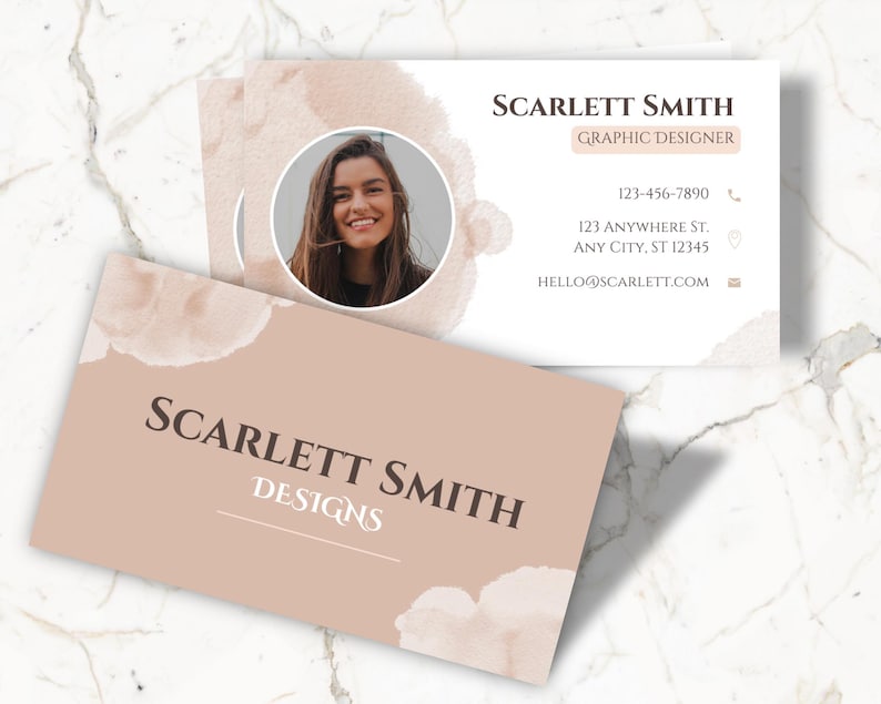 Pode incluir: Um cart&atilde;o de visita com fundo marrom claro e um design de aquarela. O cart&atilde;o apresenta o nome "Scarlett Smith" e o texto "Designer Gr&aacute;fico". O cart&atilde;o tamb&eacute;m inclui informa&ccedil;&otilde;es de contato, como um n&uacute;mero de telefone, um endere&ccedil;o de e-mail e um endere&ccedil;o f&iacute;sico.