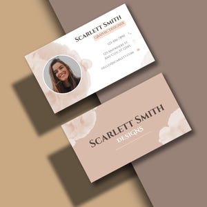 Pode incluir: Dois cart&otilde;es de visita com fundo castanho claro e texto branco. O cart&atilde;o superior tem uma foto de uma mulher e o texto "SCARLETT SMITH GRAPHIC DESIGNER" com informa&ccedil;&otilde;es de contato. O cart&atilde;o inferior tem o texto "SCARLETT SMITH DESIGNS".