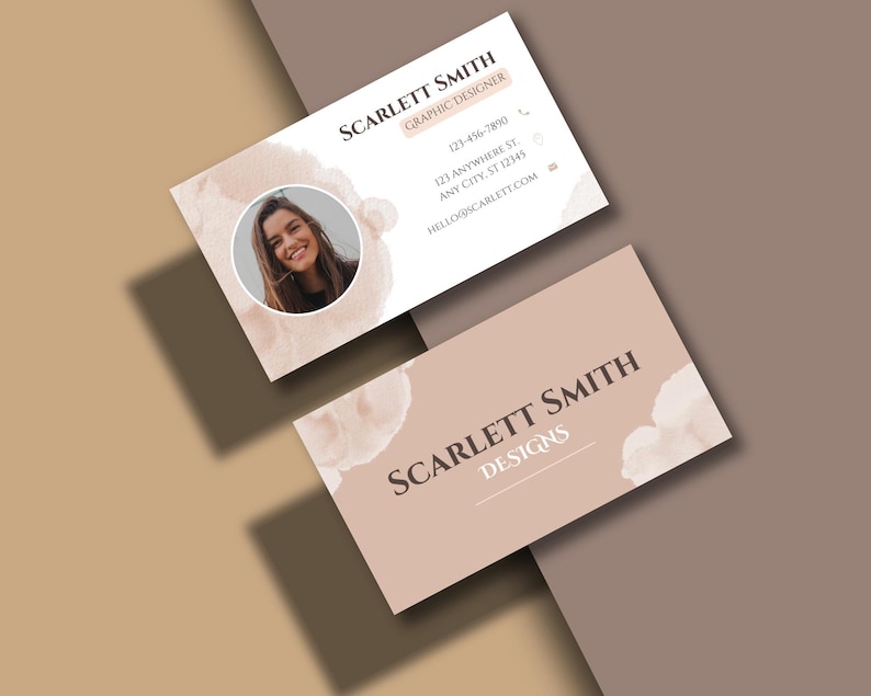 Pode incluir: Dois cart&otilde;es de visita com fundo castanho claro e texto branco. O cart&atilde;o superior tem uma foto de uma mulher e o texto "SCARLETT SMITH GRAPHIC DESIGNER" com informa&ccedil;&otilde;es de contato. O cart&atilde;o inferior tem o texto "SCARLETT SMITH DESIGNS".