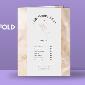 Pu&ograve; includere: Un opuscolo bianco e dorato a pieghe con un'illustrazione disegnata a mano di una mano con manicure e stelle. L'opuscolo &egrave; intitolato "Nails Beauty Salon" e include un listino prezzi per vari servizi di manicure e pedicure. Il testo "Reserve today your spot at WWW.NASALON.COM" &egrave; in fondo all'opuscolo.