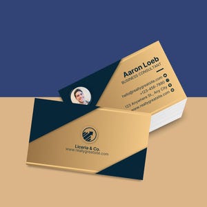 Pode incluir: Um cart&atilde;o de visita dourado e preto com uma foto de uma pessoa, o nome "Aaron Loeb", o t&iacute;tulo "Consultor de Neg&oacute;cios" e informa&ccedil;&otilde;es de contato, incluindo um endere&ccedil;o de e-mail, um n&uacute;mero de telefone e um endere&ccedil;o de site.