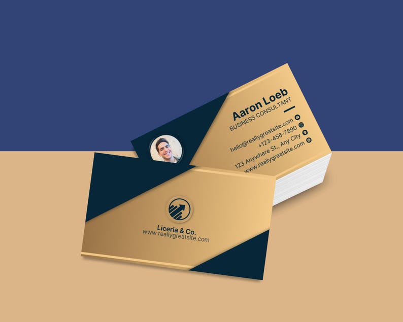 Pode incluir: Um cart&atilde;o de visita dourado e preto com uma foto de uma pessoa, o nome "Aaron Loeb", o t&iacute;tulo "Consultor de Neg&oacute;cios" e informa&ccedil;&otilde;es de contato, incluindo um endere&ccedil;o de e-mail, um n&uacute;mero de telefone e um endere&ccedil;o de site.