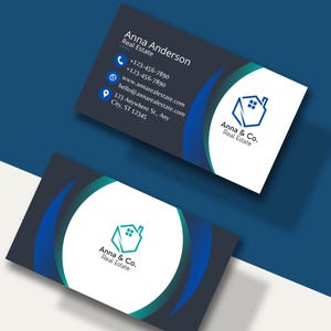 Pode incluir: Um cart&atilde;o de visita azul escuro e branco com um &iacute;cone de casa azul e verde. O texto no cart&atilde;o diz "Anna Anderson Real Estate" e inclui informa&ccedil;&otilde;es de contato. O cart&atilde;o tamb&eacute;m apresenta o texto "Anna & Co. Real Estate".